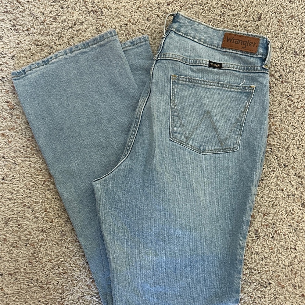 Wrangler Women's Classic Light Blue Straight Leg Jeans
